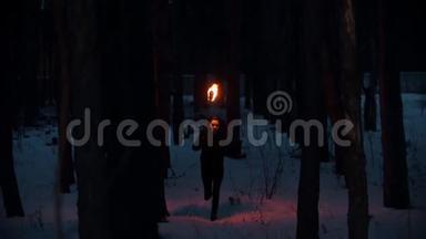 夜冬森林里火炬传递的年轻女子